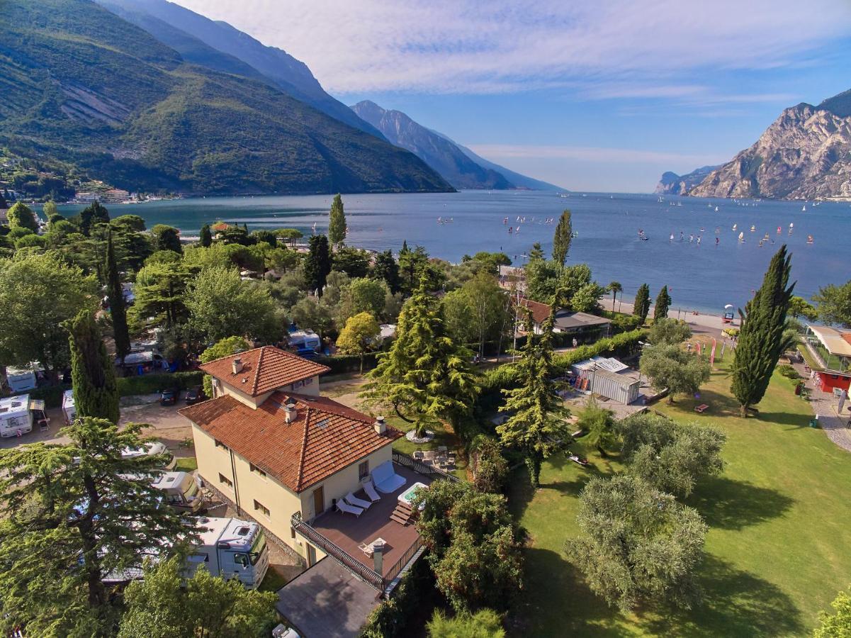 Camera Deluxe Matrimoniale/Doppia con Letti Singoli con Balcone e Vista Lago